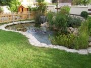 Aménagement d'un bassin paysager avec cascade, et rocaille végetalisée