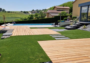 Création d'un jardin avec gazon et terrasse bois autour d'une piscine pour une maison moderne dans le Maconnais