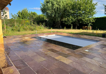 Terrasse minérale et margelle autour d'une piscine à Belleville-en-Beaujolais