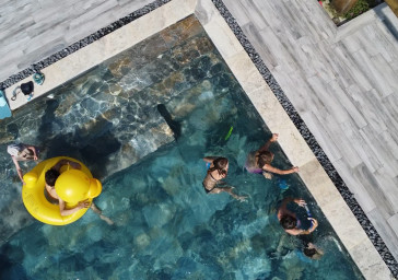 Réalisation d'un terrasse de piscine en grès cerame dans le Beaujolais