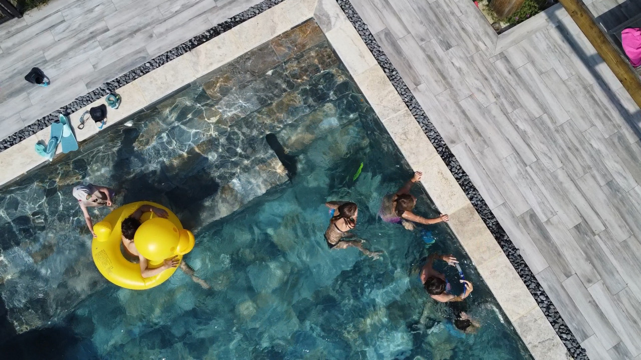 Réalisation d'un terrasse de piscine en grès cerame dans le Beaujolais