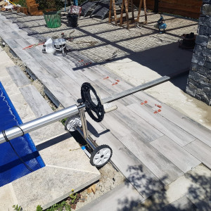 Réalisation d'un terrasse de piscine en grès cerame dans le Beaujolais