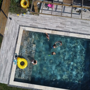 Réalisation d'un terrasse de piscine en grès cerame dans le Beaujolais