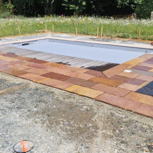 Terrasse minérale et margelle autour d'une piscine à Belleville-en-Beaujolais