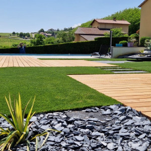 Création d'un jardin avec gazon et terrasse bois autour d'une piscine pour une maison moderne dans le Maconnais