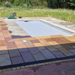 Terrasse minérale et margelle autour d'une piscine à Belleville-en-Beaujolais