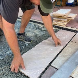Terrasse minérale et margelle autour d'une piscine à Belleville-en-Beaujolais