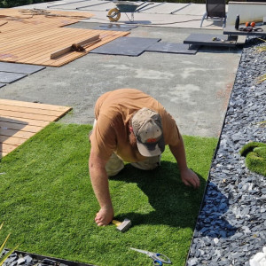 Création d'un jardin avec gazon et terrasse bois autour d'une piscine pour une maison moderne dans le Maconnais