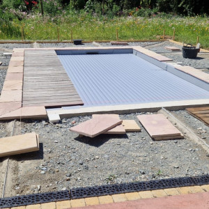 Terrasse minérale et margelle autour d'une piscine à Belleville-en-Beaujolais
