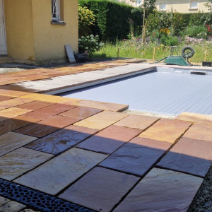 Terrasse minérale et margelle autour d'une piscine à Belleville-en-Beaujolais