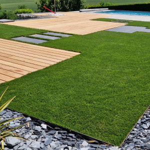 Création d'un jardin avec gazon et terrasse bois autour d'une piscine pour une maison moderne dans le Maconnais