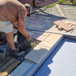Terrasse minérale et margelle autour d'une piscine à Belleville-en-Beaujolais