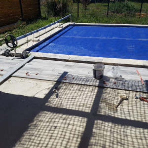 Réalisation d'un terrasse de piscine en grès cerame dans le Beaujolais