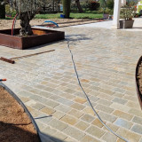 Réalisation d'une cours en pavés calcaire avec bordure et jardinière acier corten chez un particulier à la Chapelle de Guinchay