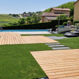 Création d'un jardin avec gazon et terrasse bois autour d'une piscine pour une maison moderne dans le Maconnais
